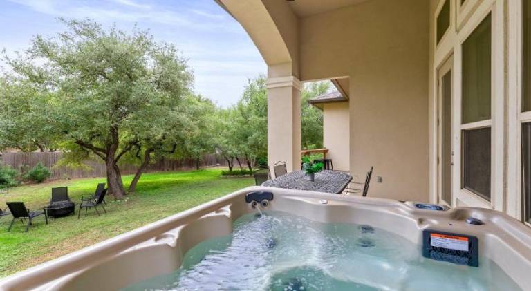 Vacation home with jacuzzi — photo 4
