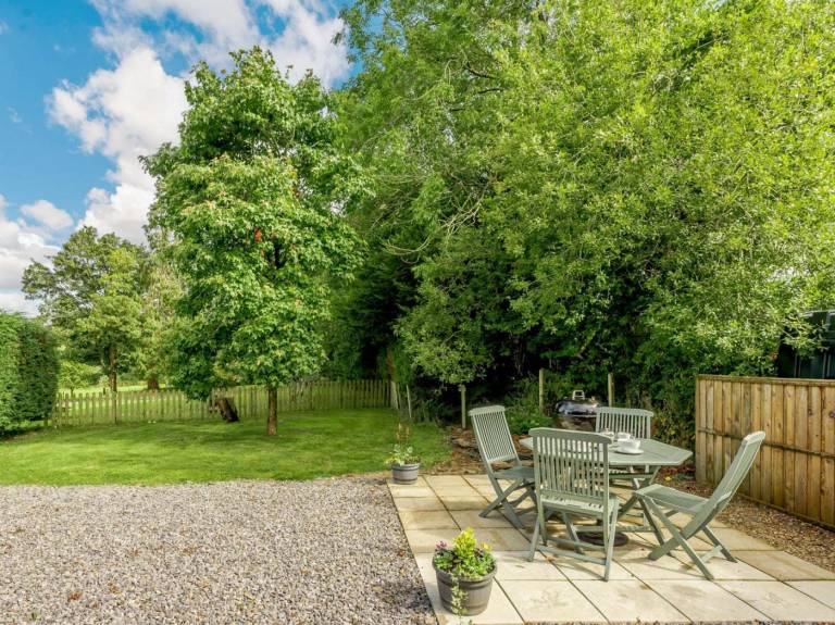 Lodge with garden & barbecue | Pets allowed — photo 2