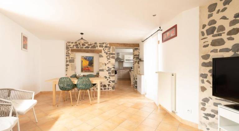 House with patio & garden in Riom