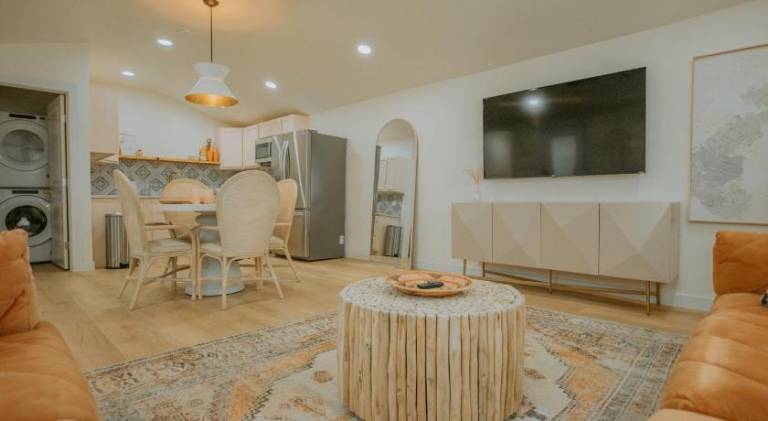 East Downtown Desert Chic Casita-Private Hot Tub-Close to Downtown-Pet Friendly! in Albuquerque, NM