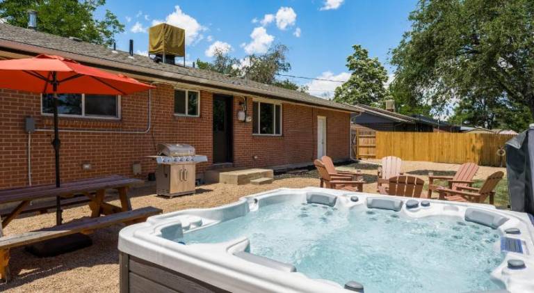 Lovely vacation home with jacuzzi | Pets are welcome — photo 4