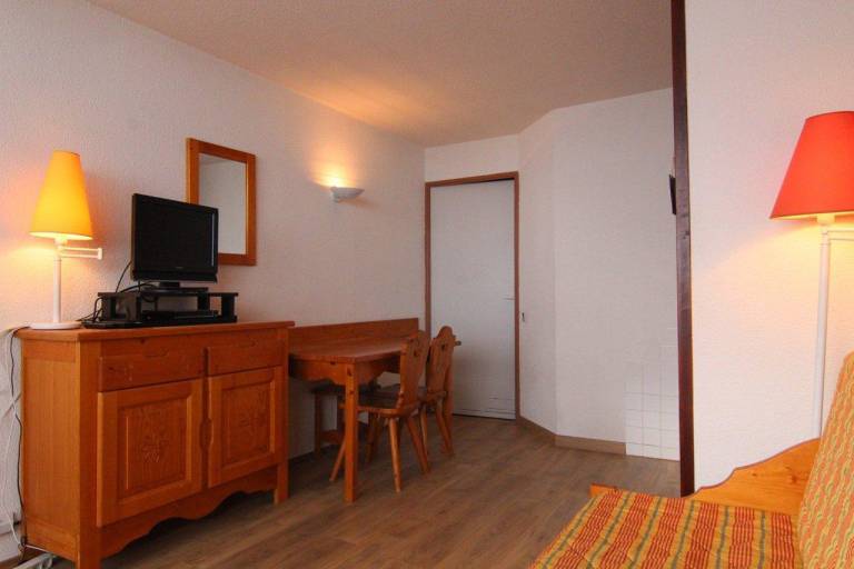 210m from shops, 6th floor, balcony, tv, ski locker, 24m², Alpe d'Huez in Huez