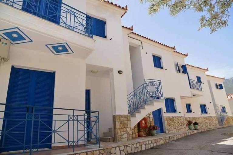 Apartment with garden & terrace in South Kynouria