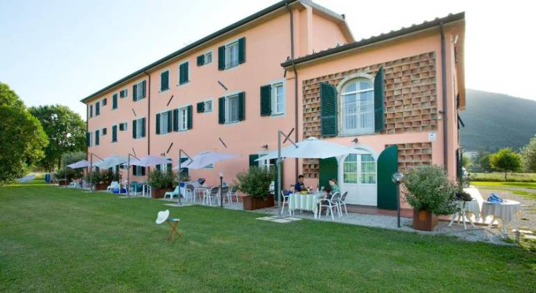 Serviced apartment with patio, barbecue & pool — photo 3