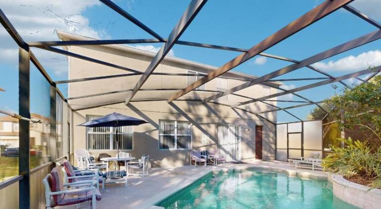 Vacation home with pool — photo 3