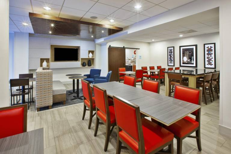 Holiday Inn Express Hotel & Suites Manchester Conference Center By IHG — photo 4