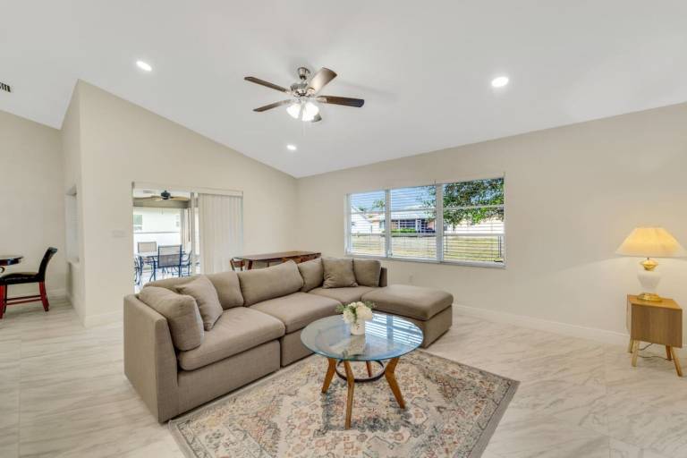 Modern Comfort: 3BR/2BA Home in Port Charlotte — photo 2
