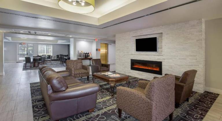 La Quinta Inn & Suites by Wyndham Visalia/Sequoia Gateway — photo 2