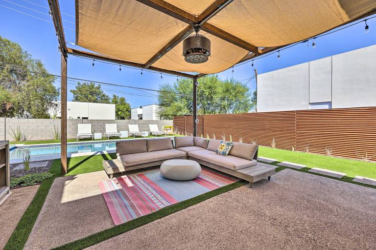 Families Welcome Phoenix Home w Backyard Oasis