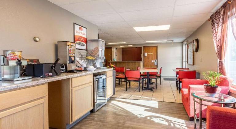 Econo Lodge Inn & Suites Escanaba North — photo 2