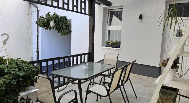 Apartment with yard & terrace — photo 3