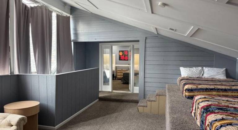 Stylish Remodeled 23 Large beds Near Elvis Presley — photo 2