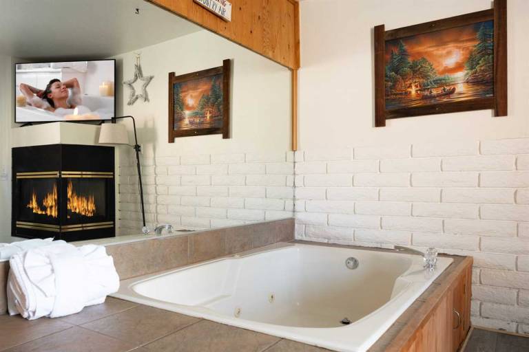 Village Suites Inn. Polar Bear, Perfect Location in the Village, fully equipped downstairs unit — photo 2