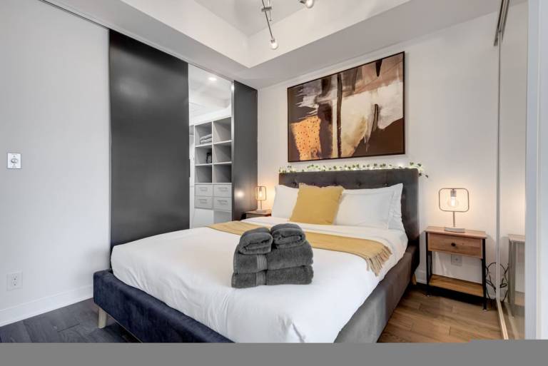 Perfect Downtown Stay Steps from CN Tower & Arena