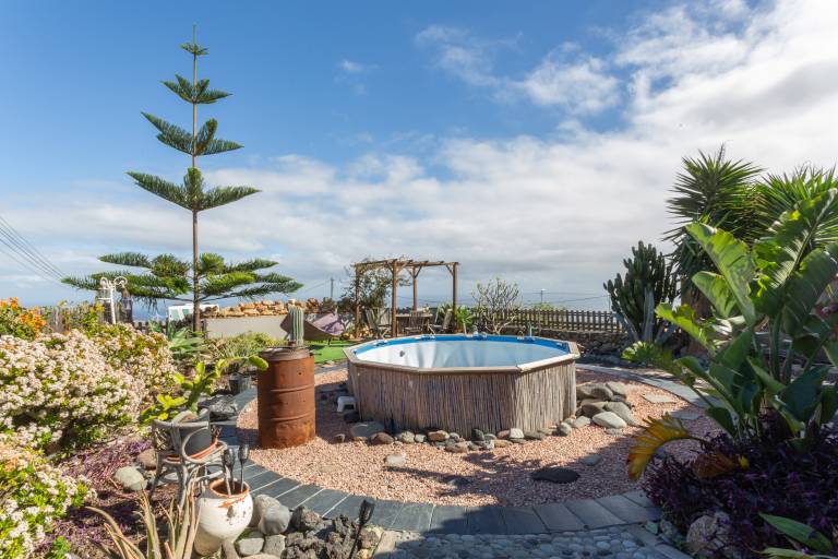 Fully equipped lovely vacation home with grill, yard & pool | Garden view | Perfect for remote work | Pets allowed in Santa Cruz de Tenerife
