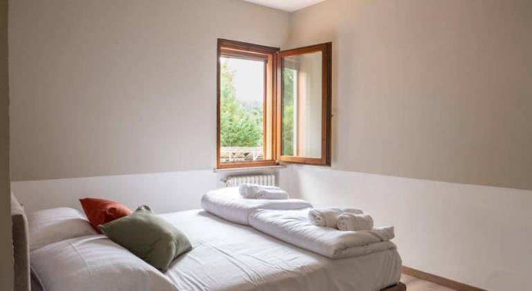 Holiday apartment with pool, BBQ & yard in Pozzolengo