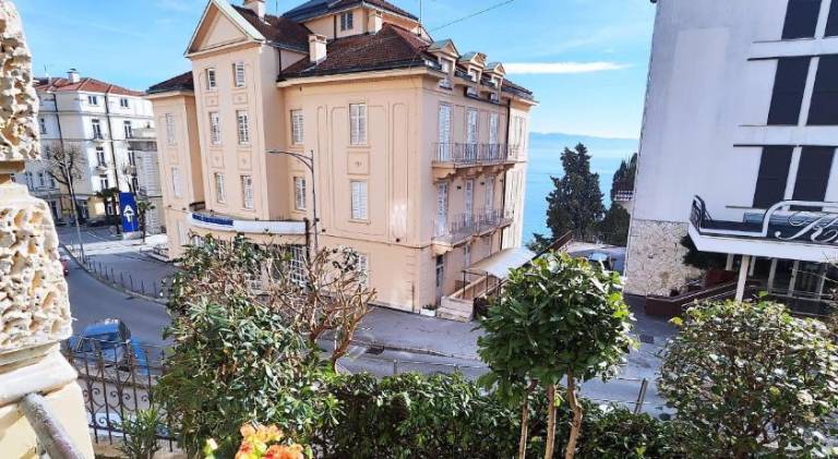 Holiday apartment with patio in Opatija