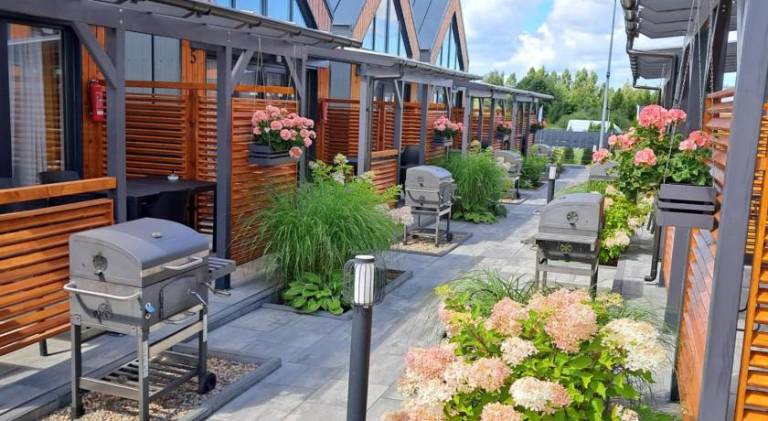 House with terrace & yard — photo 4