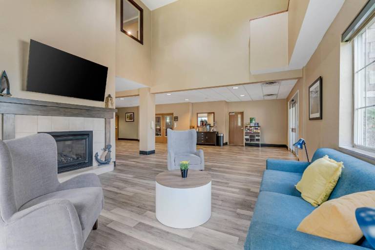 Comfort Suites Lake Geneva East — photo 3