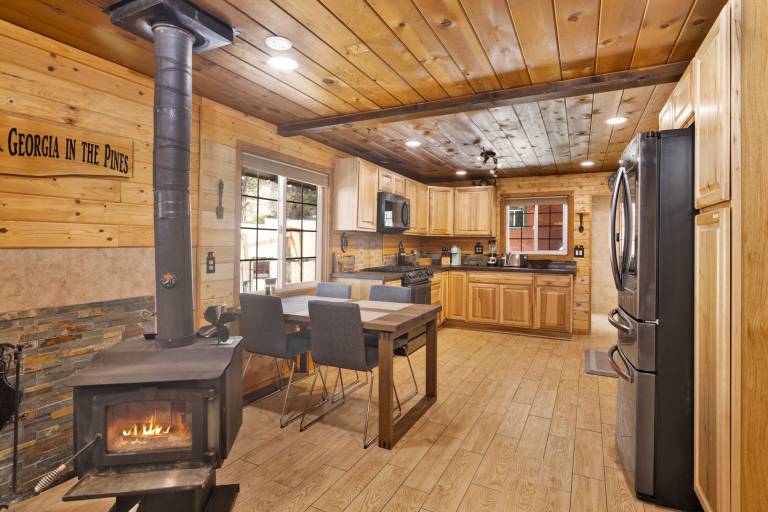 Lily's Bear Cabin -Adorable Downtown Retreat Cottage — photo 3