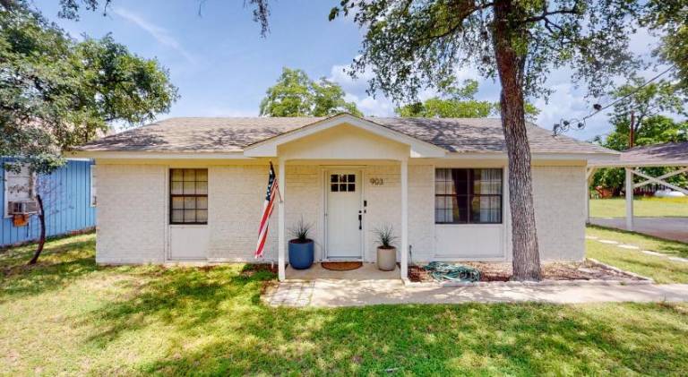 House with 2 rooms for 6 persons in Burnet, TX
