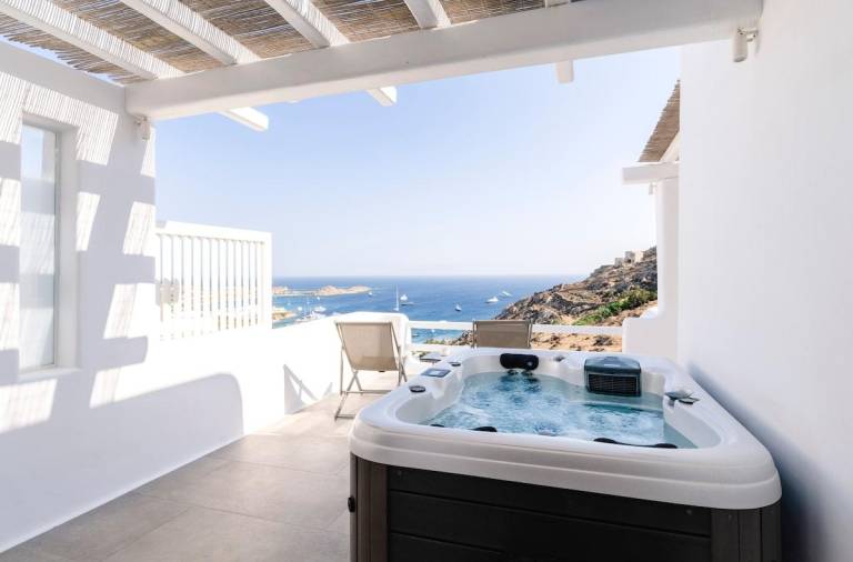 Vacation home with terrace, private pool & hot tub — photo 3