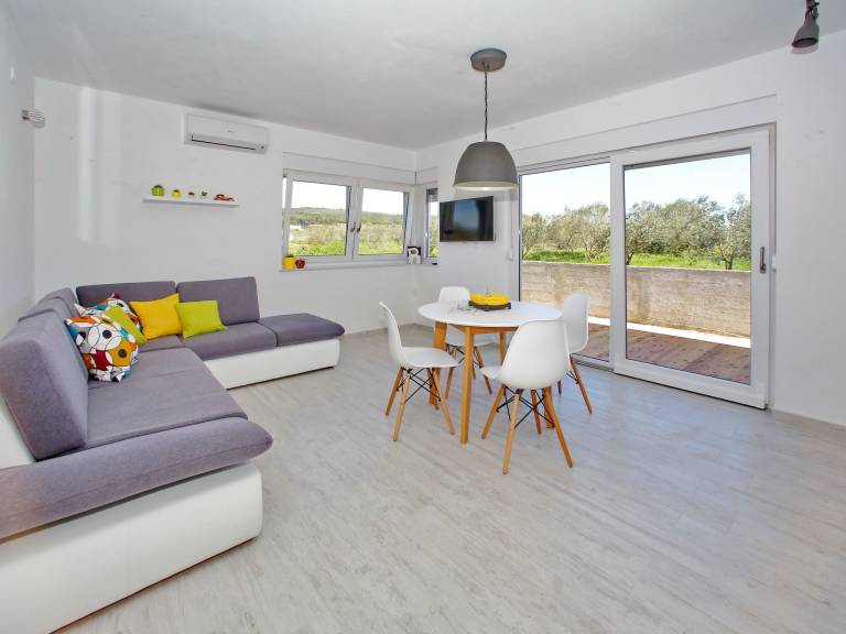 Große Wohnung in Bibinje mit Möblierter Terrasse — photo 5
