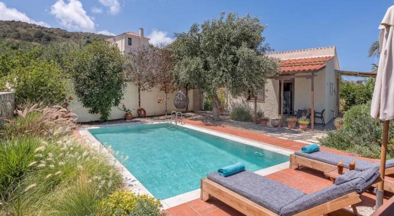 Villa with barbeque, terrace & garden in Platanias