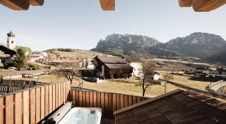 Apartment with barbeque, hot tub & yard | Dogs allowed — photo 3