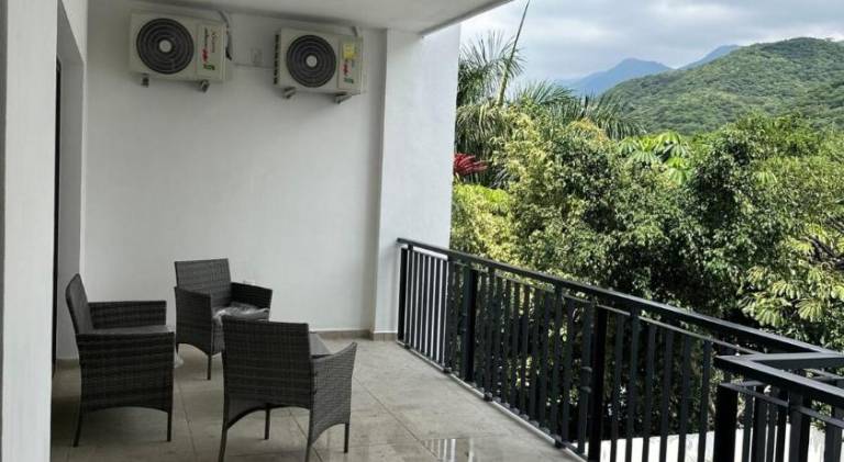 Serviced apartment with private pool, yard & terrace — photo 5
