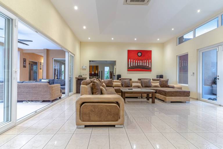 Tropical Luxury 4BR Pool Villa w Game Area in Chonburi