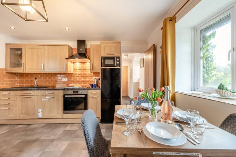 Cottage with hot tub, terrace & garden | Pet-friendly — photo 2