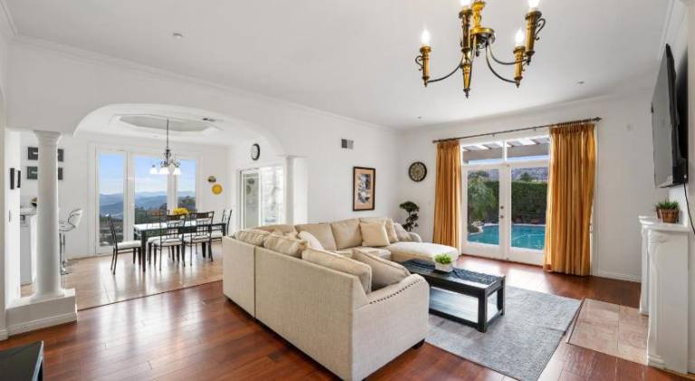 Ample vacation home with pool | Pets are welcome — photo 2