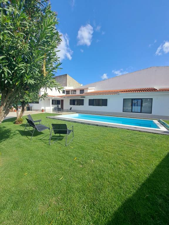 Family-friendly villa with BBQ, yard & private pool | Pool view | Pets allowed — photo 4