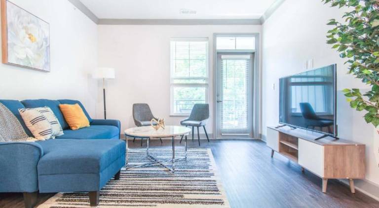 Boulevard Stays Stylish 3BR Getaway Pool Gym Access & Free Parking — photo 2