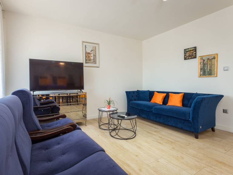 Apartment with barbecue & patio — photo 2