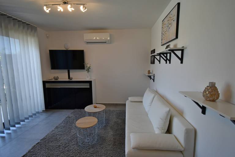 One bedroom apartment with terrace and sea view Novigrad (A-25255-b) — photo 2