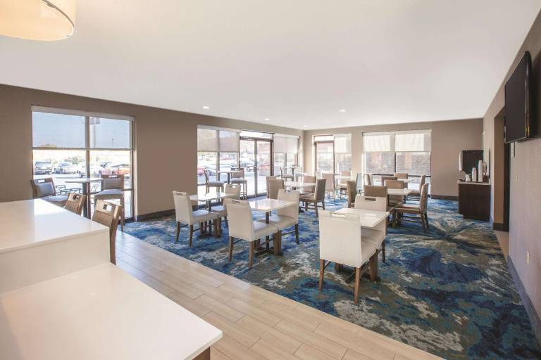 La Quinta Inn & Suites by Wyndham Philadelphia Airport — photo 3