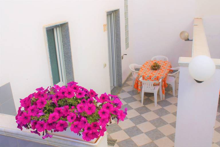 Rental apartment with yard & barbeque | City view — photo 2