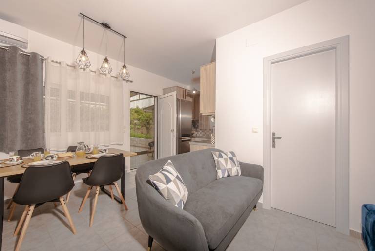 Vacation home with garden, grill & terrace — photo 4