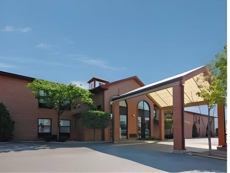 Howard Johnson by Wyndham Waukegan Great Lakes in Waukegan, IL