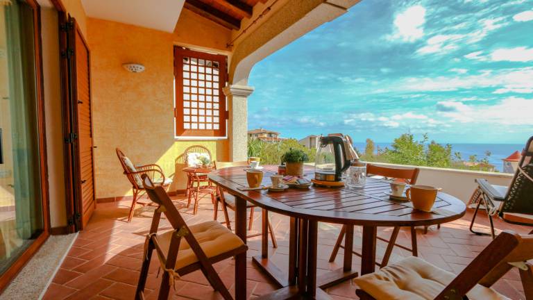 Holiday apartment with patio & yard | Water view — photo 3