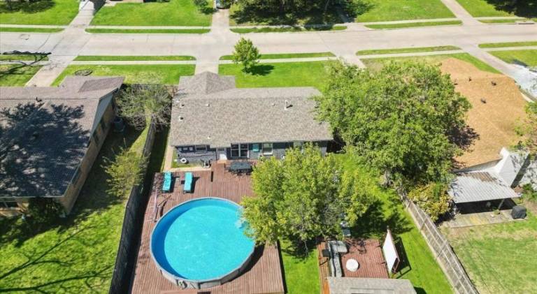 House with pool — photo 5