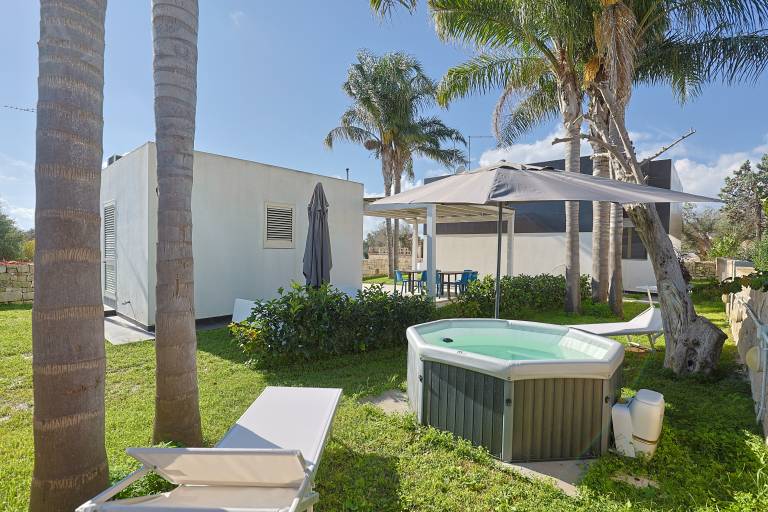Holiday park with pool, BBQ & garden in Manduria