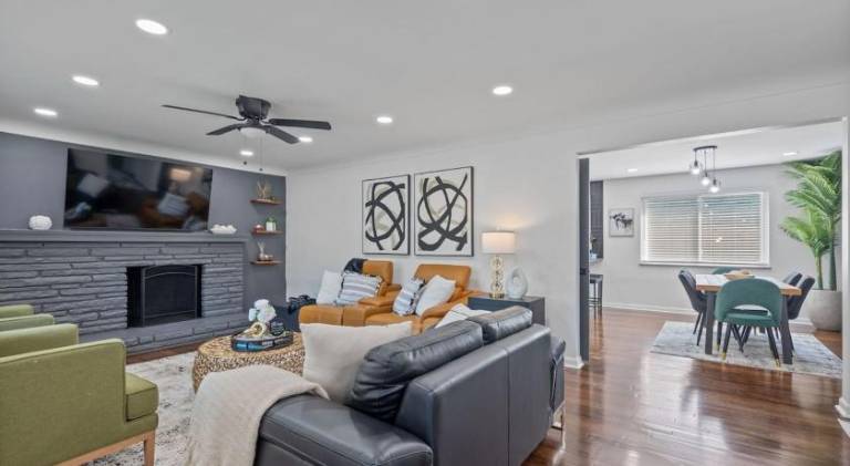 Luxury 5BR Cincinnati, Sleeps 12, Crib, Home Gym, Fenced Backyard in Cincinnati, OH