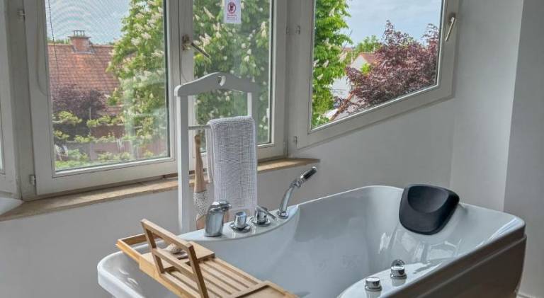Vacation home with jacuzzi, BBQ & patio | Perfect for remote work — photo 3