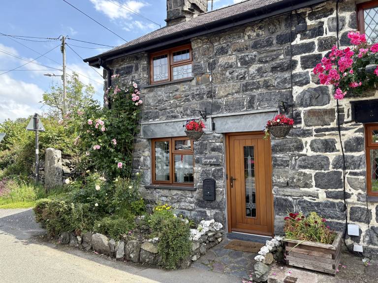 Cottage with yard in Conwy