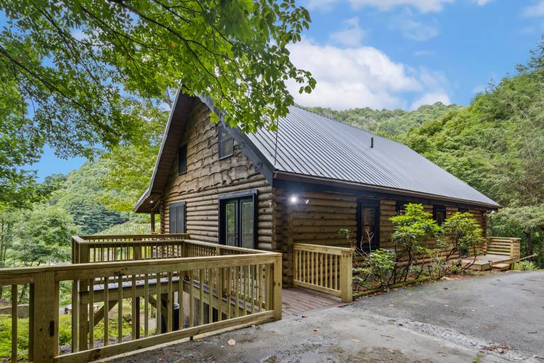 Family-oriented pleasant cabin with hot tub & barbeque | Mountain view | Suitable for remote work | Pets are welcome in Boone, NC
