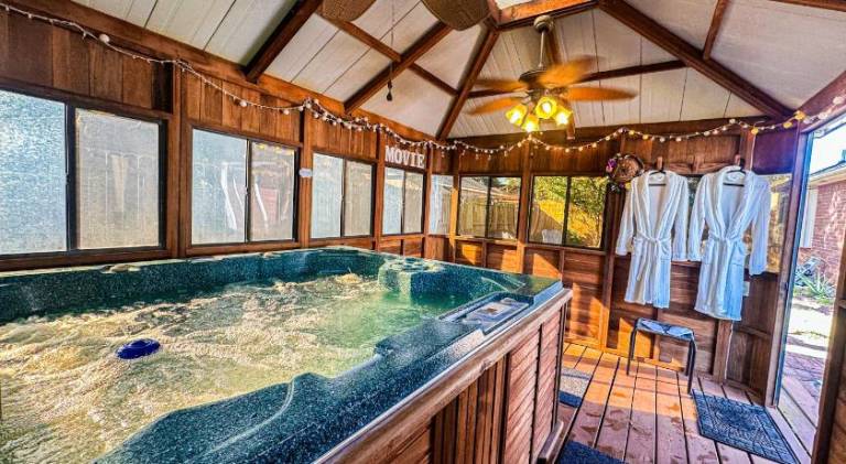 Vacation home with jacuzzi | Pets allowed — photo 3