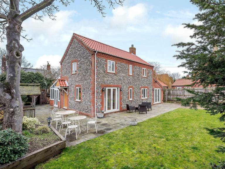 Cottage with yard & jacuzzi in Cromer